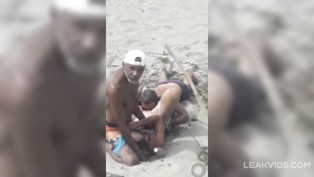 Beach threesome sex interrupted by police - 5 image