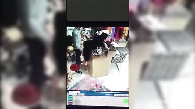 Indian boss caught fucking employee in office - 2 image