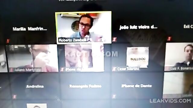 Man remove his pants thinking camera is off in zoom - 4 image