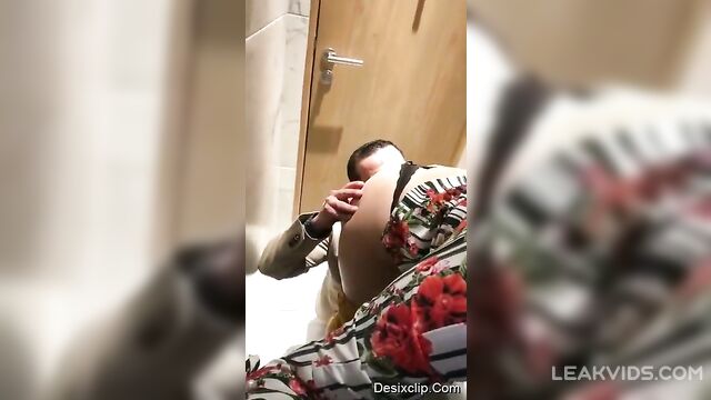 Old boss fucks an employee in the toilet - 4 image