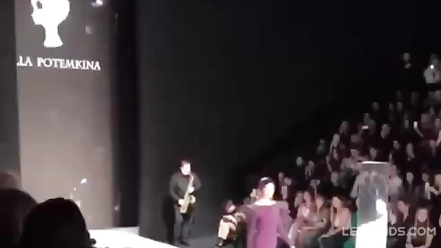 Famous Model was Caught Jerking OFF a Millionaire's Penis At Fashion Show - 1 image