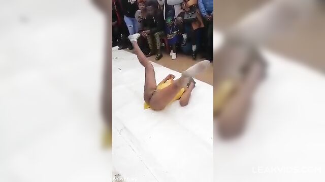 African girl shows pussy to the crowd