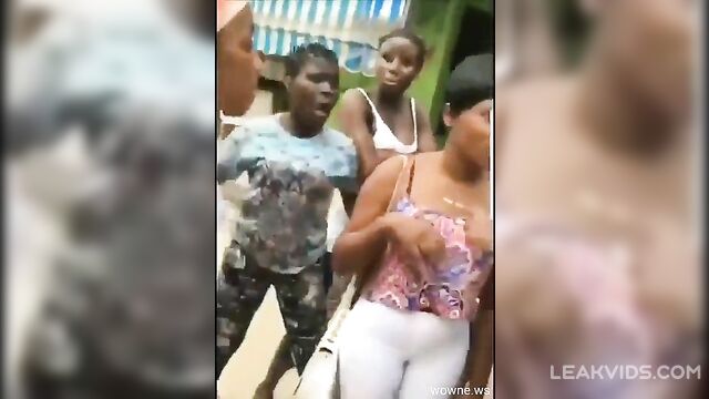 Violent street fight of African women - 2 image