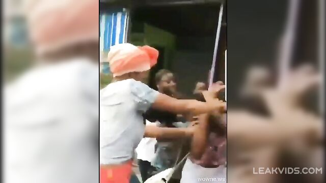 Violent street fight of African women - 3 image