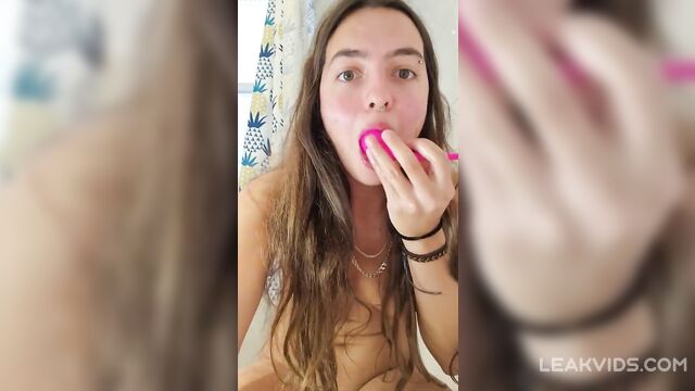 Cam girl getting interrupted by her 7 yo sister very funny video - 5 image