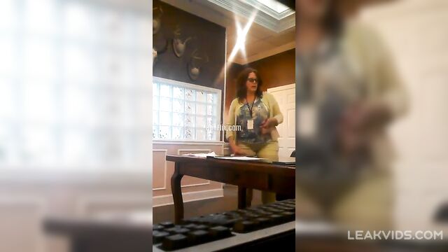 Company CEO getting a blowjob from his employee leaked video