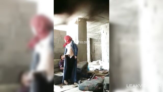 Hijab girl fucked at a construction site by her lover leaked video - 1 image