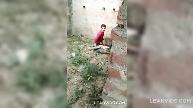 Real Indian couple was caught having sex in public - 5 image