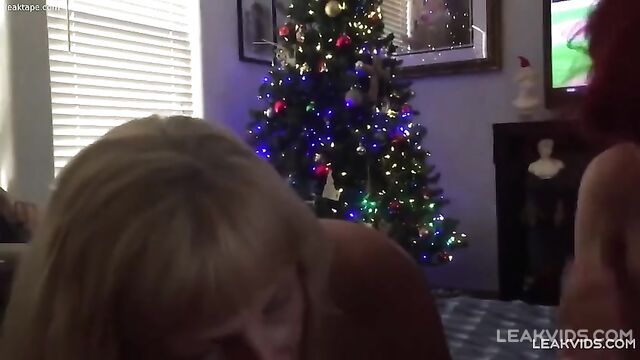 Two hot grandmas giving blowjob to neighbor - 5 image