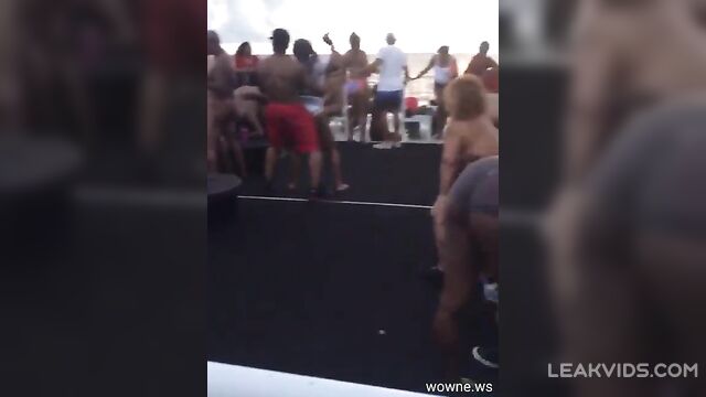 Millionaire sex party with drugs on a yacht - 4 image