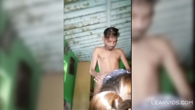 Young sister and brother make love at village barn Scandal video - 5 image