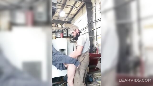 Horny workers caught fucking in office - 4 image