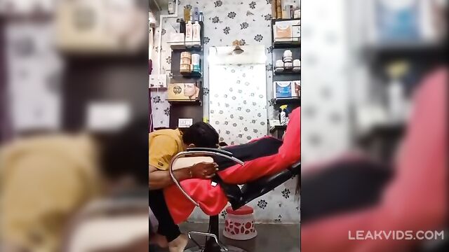 Hairdresser licks his client's pussy in a beauty salon - 3 image