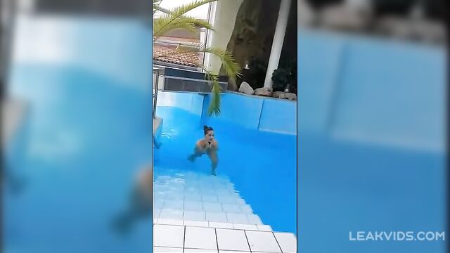 Nude sister in pool pussy, boobs, tits and ass view - 3 image