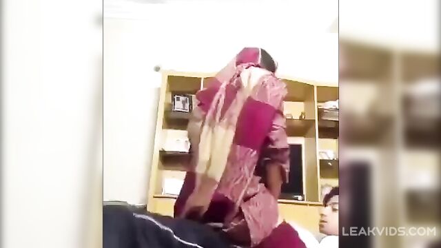 18 Year Old Son Fucked His Indian Mom - 5 image